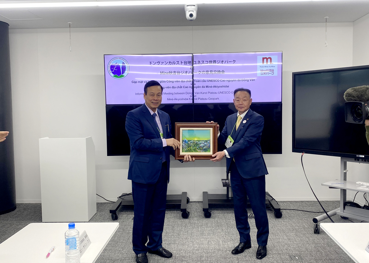 Thị Trưởng thành phố Miné Youji Shinoda tặng quà lưu niệm cho Chủ tịch UBND tỉnh Hà Giang Nguyễn Văn Sơn