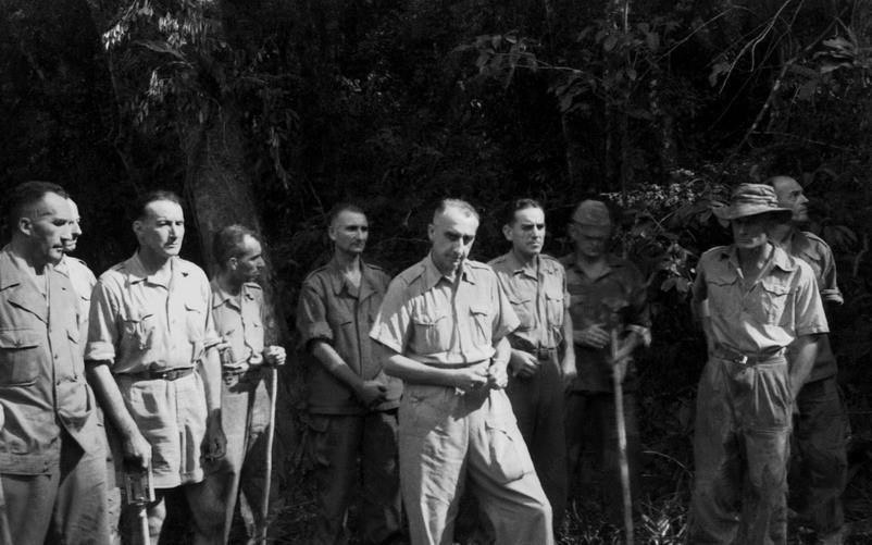 Tướng De Castries (đi đầu) cùng toàn bộ Bộ tham mưu Tập đoàn cứ điểm Điện Biên Phủ ra hàng, chiều 7-5-1954. Ảnh tư liệu