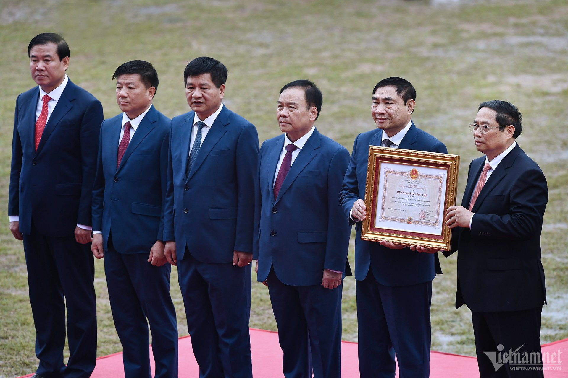Thủ tướng Phạm Minh Chính trao Huân chương Độc Lập hạng Nhất cho lãnh đạo tỉnh Điện Biên