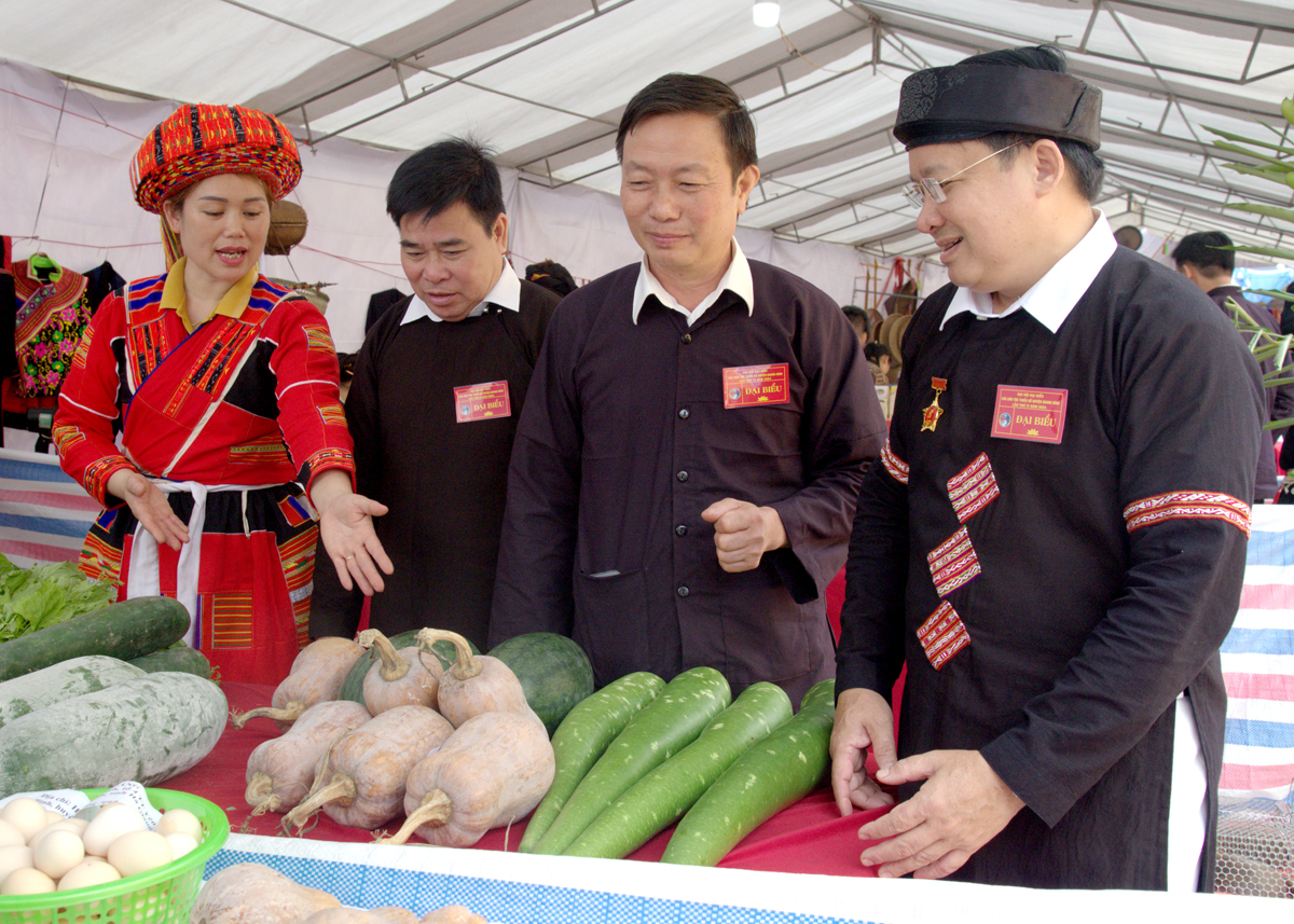 Các đại biểu tham quan gian hàng của đồng bào các DTTS huyện Quang Bình.