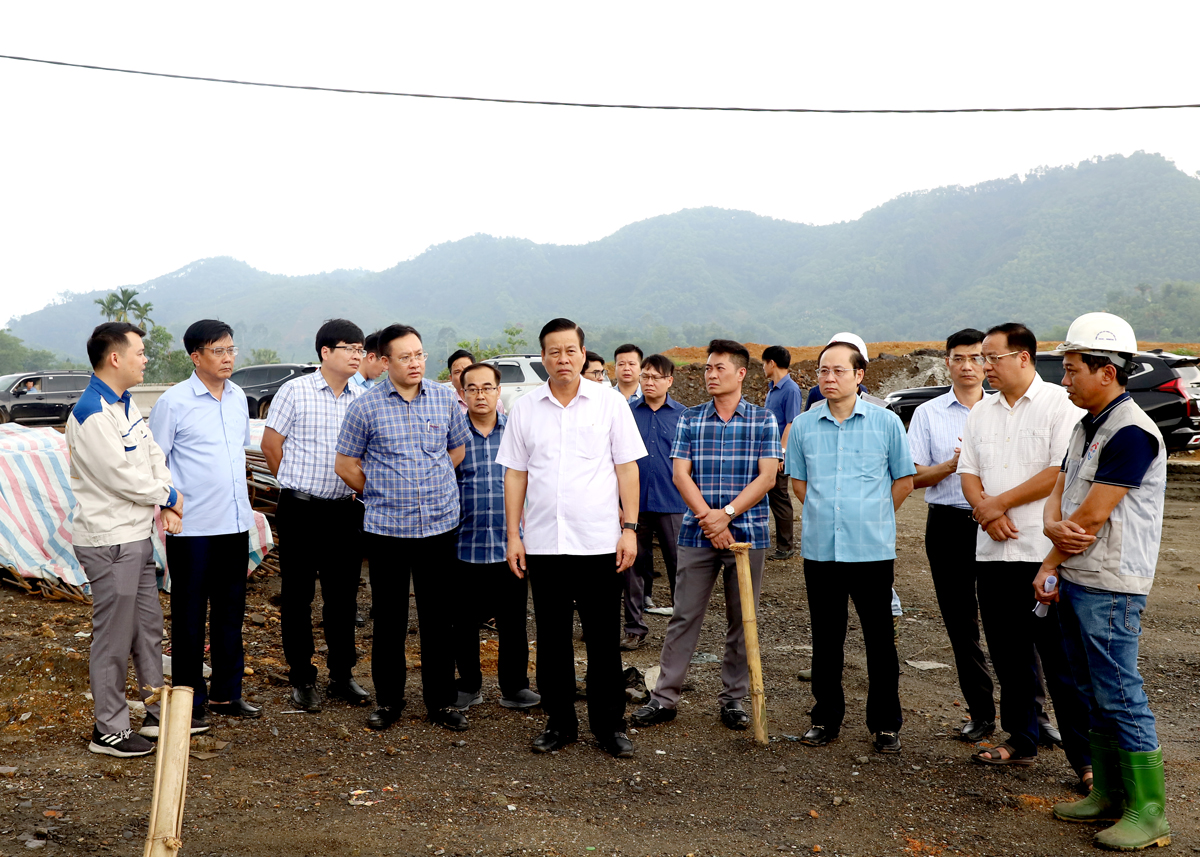 Chủ tịch UBND tỉnh Nguyễn Văn Sơn kiểm tra công tác thi công dự án đoạn qua xã Quang Minh.