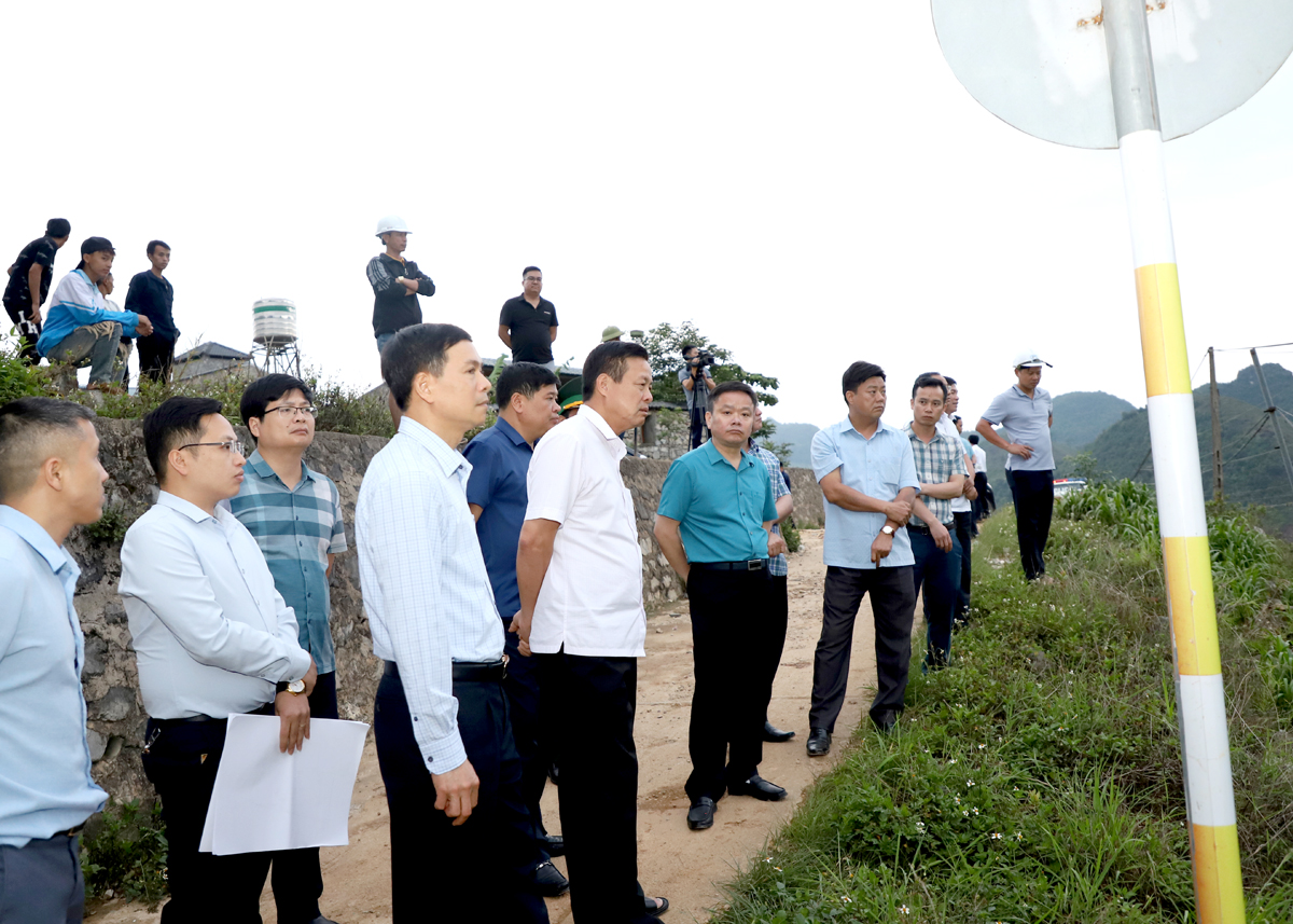 Chủ tịch UBND tỉnh Nguyễn Văn Sơn khảo sát tại xã Tả Lủng - địa điểm xây dựng trường học do Trường Marie Curie tài trợ.