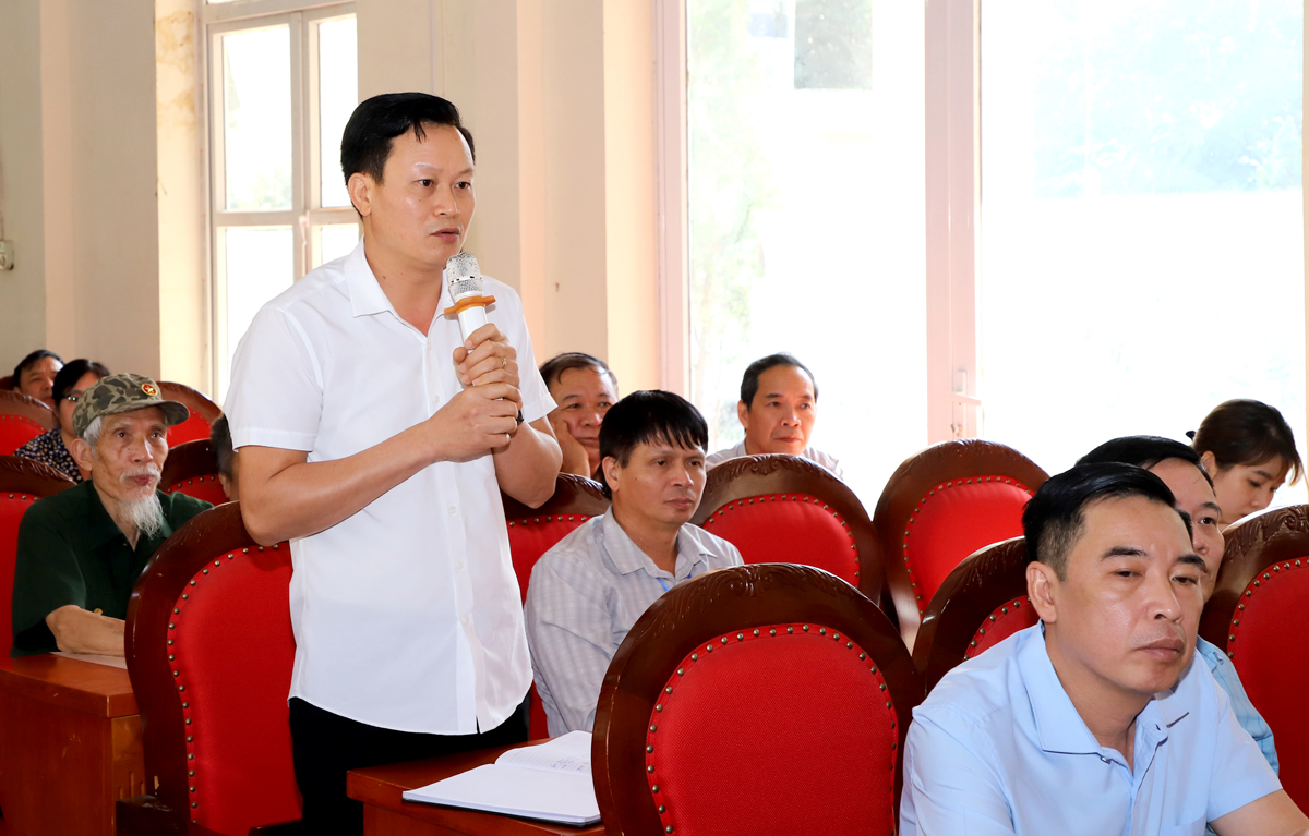 Bí thư Đảng ủy xã Phương Thiện, Lê Xuân Mạnh báo cáo việc thực hiện Nghị quyết tại buổi đối thoại