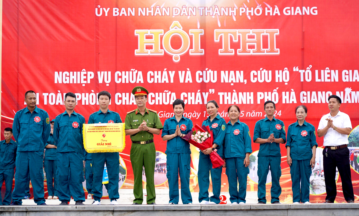 Ban tổ chức trao giải Nhì cho đội xã Ngọc Đường.