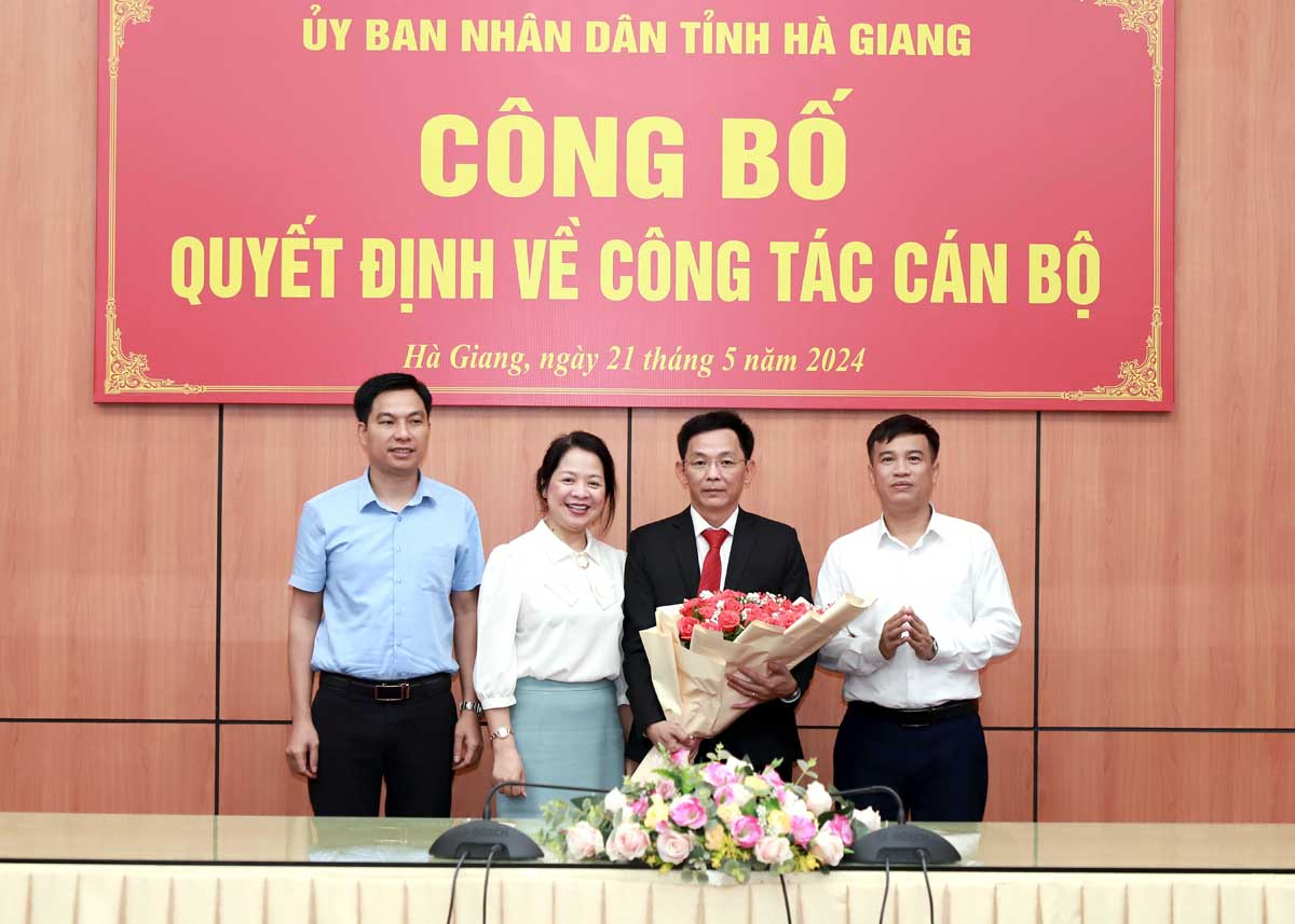 Lãnh đạo Sở GD&ĐT tặng hoa chúc mừng tân Giám đốc Sở GD&ĐT Bùi Quang Trí.