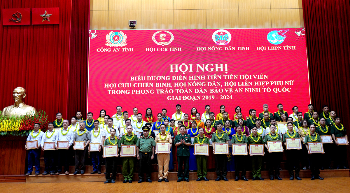 Lãnh đạo Công an tỉnh và Hội Cựu chiến binh tỉnh tặng Giấy khen cho các tập thể, cá nhân có thành tích trong phong trào toàn dân bảo vệ ANTQ.