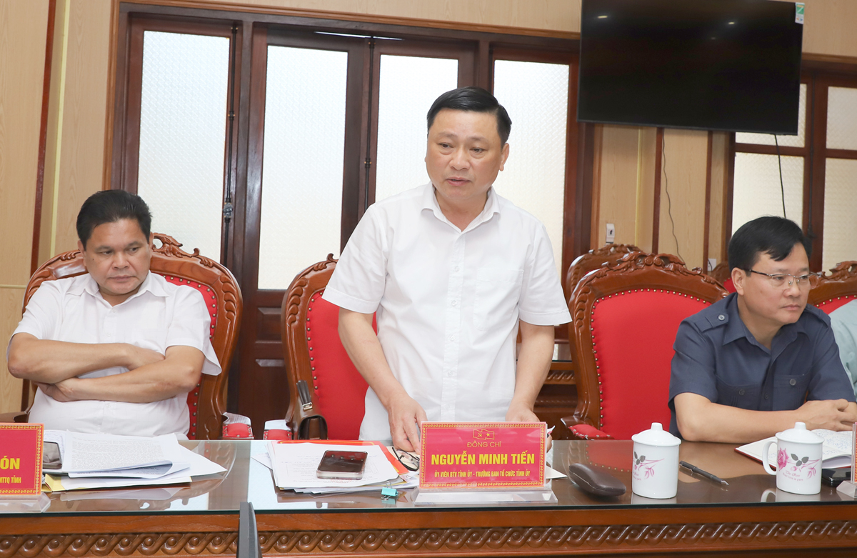 Trưởng ban Tổ chức Tỉnh ủy Nguyễn Minh Tiến thảo luận tại buổi làm việc.