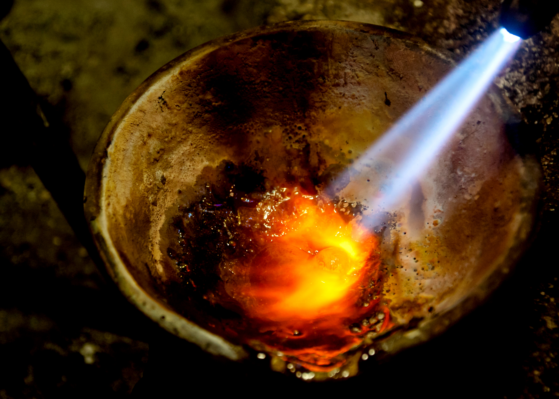 The family buys raw materials at highland markets, mainly silver products that have been damaged for a long time. Silver is melted at high temperatures and then poured into moulds. After that, the artisans laminate and carve the silver products with patterns. The final step is the repair and polishing of the products.