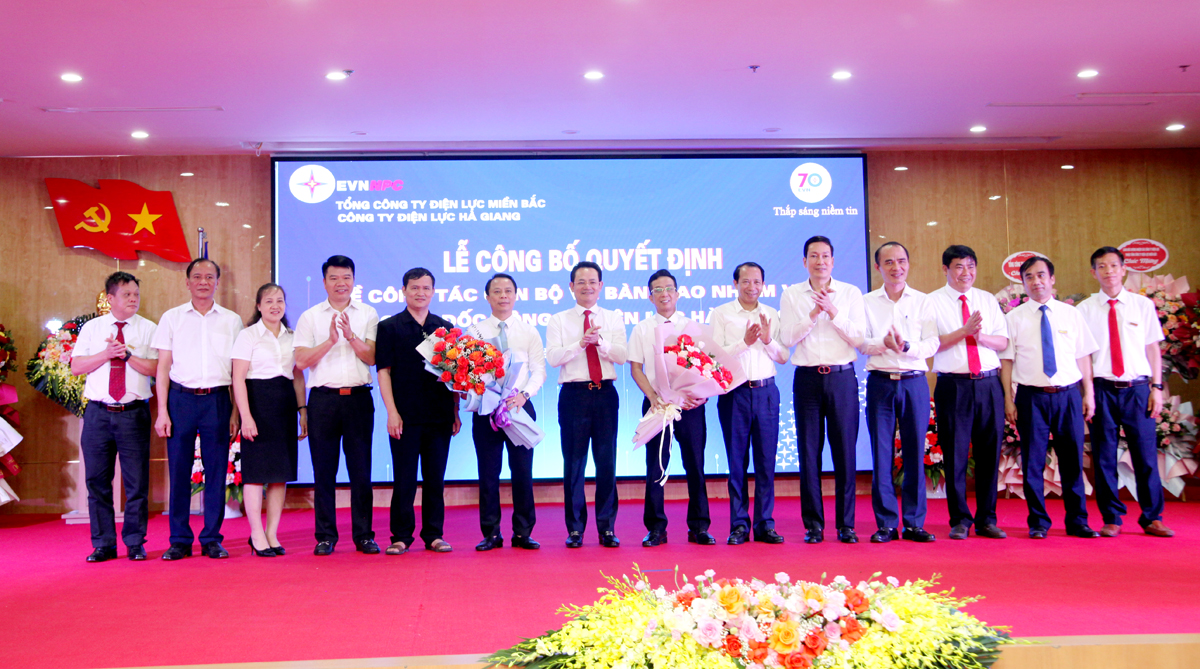 Các đồng chí lãnh đạo tỉnh tặng hoa chúc mừng đồng chí Hoàng Văn Thiện và đồng chí Trần Văn Bằng.
