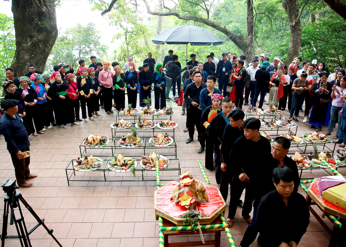 Đông đảo người dân và du khách tham dự lễ dâng hương miếu Ông, miếu Bà.