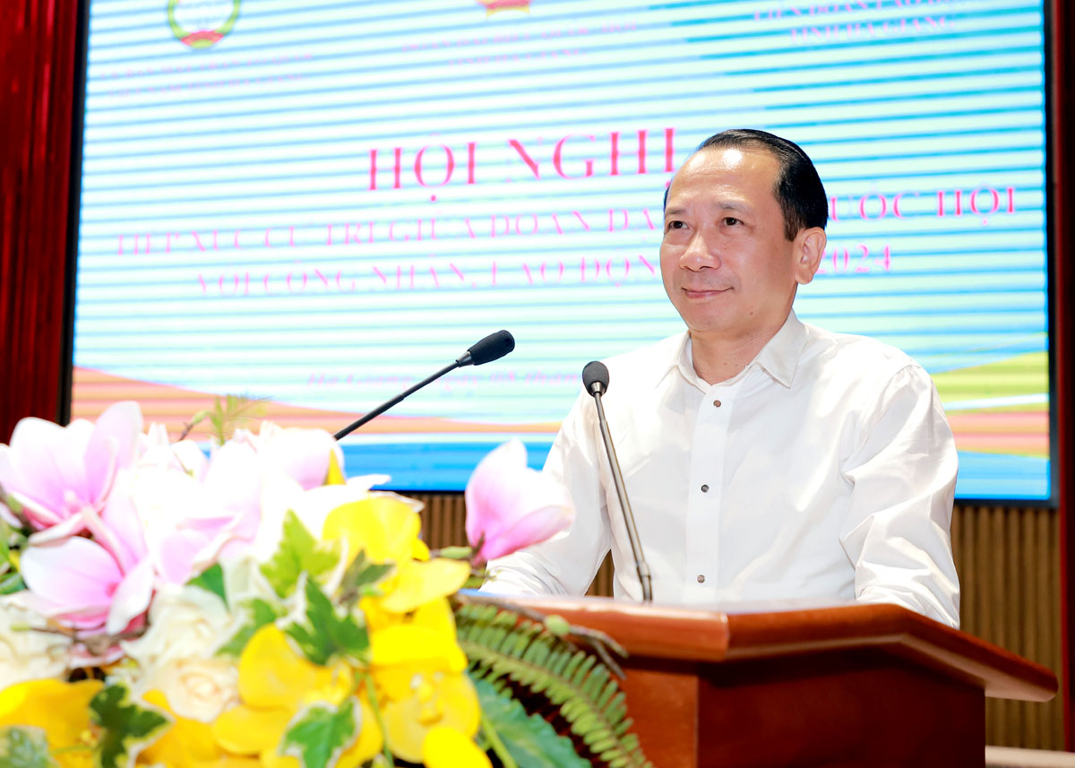 Phó Chủ tịch UBND tỉnh Trần Đức Quý giải trình một số kiến nghị của cử tri tại hội nghị. (Bỏ cho an toàn)