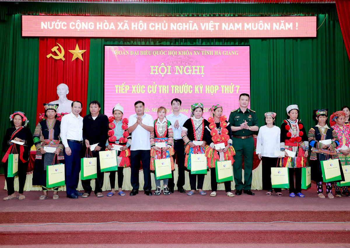 ĐBQH khóa XV đơn vị tỉnh Hà Giang cùng các đồng chí lãnh đạo tỉnh tặng quà các hộ nghèo, hộ có hoàn cảnh đặc biệt khó khăn, người cao tuổi, người có uy tín trên địa bàn huyện Bắc Mê.