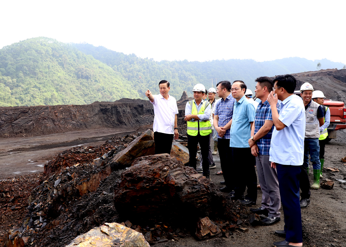 Chairman of the Provincial Peoples Committee Nguyen Van Son directed the project to speed up the progress of the line section in Vinh Tuy Town.