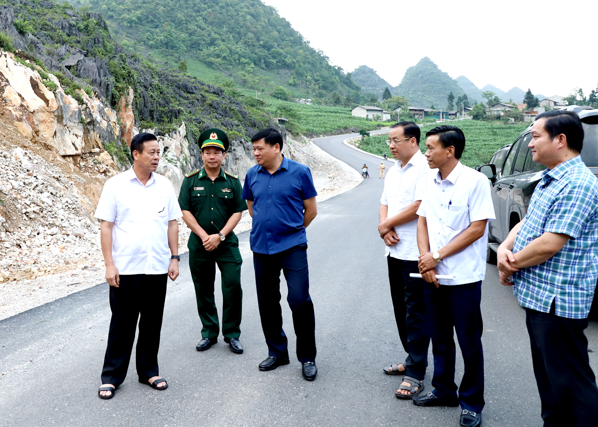 Chủ tịch UBND tỉnh Nguyễn Văn Sơn kiểm tra đoạn tuyến đã hoàn thành rải thảm bê tông thuộc địa phận xã Sủng Trà (Mèo Vạc).