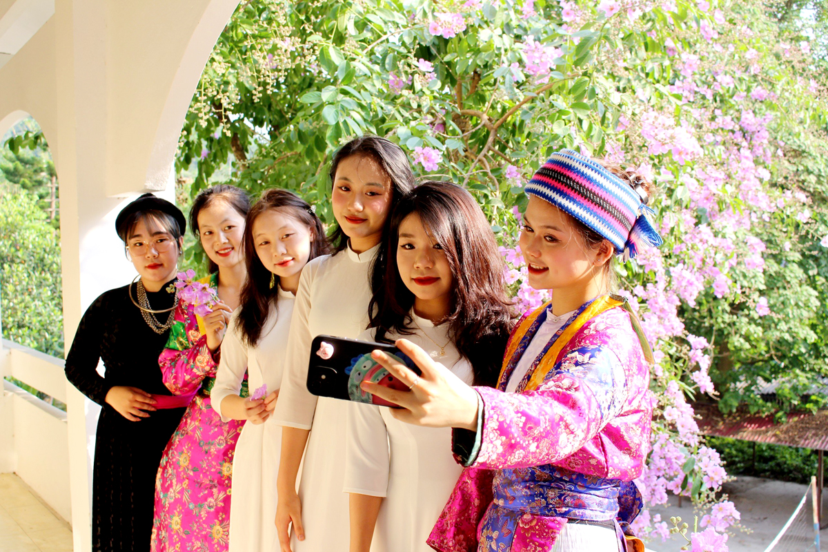 Các bạn sinh viên trường Phân hiệu Đại học Thái Nguyên tại Hà Giang tranh thủ check – in với mùa hoa Bằng lăng tím.