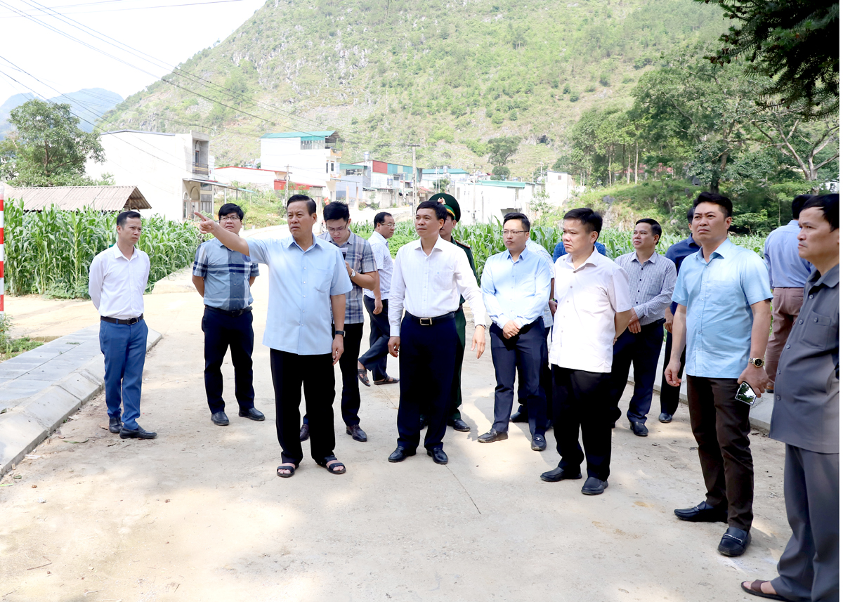 Chủ tịch UBND tỉnh Nguyễn Văn Sơn khảo sát khu vực Trung tâm chính trị huyện Mèo Vạc.