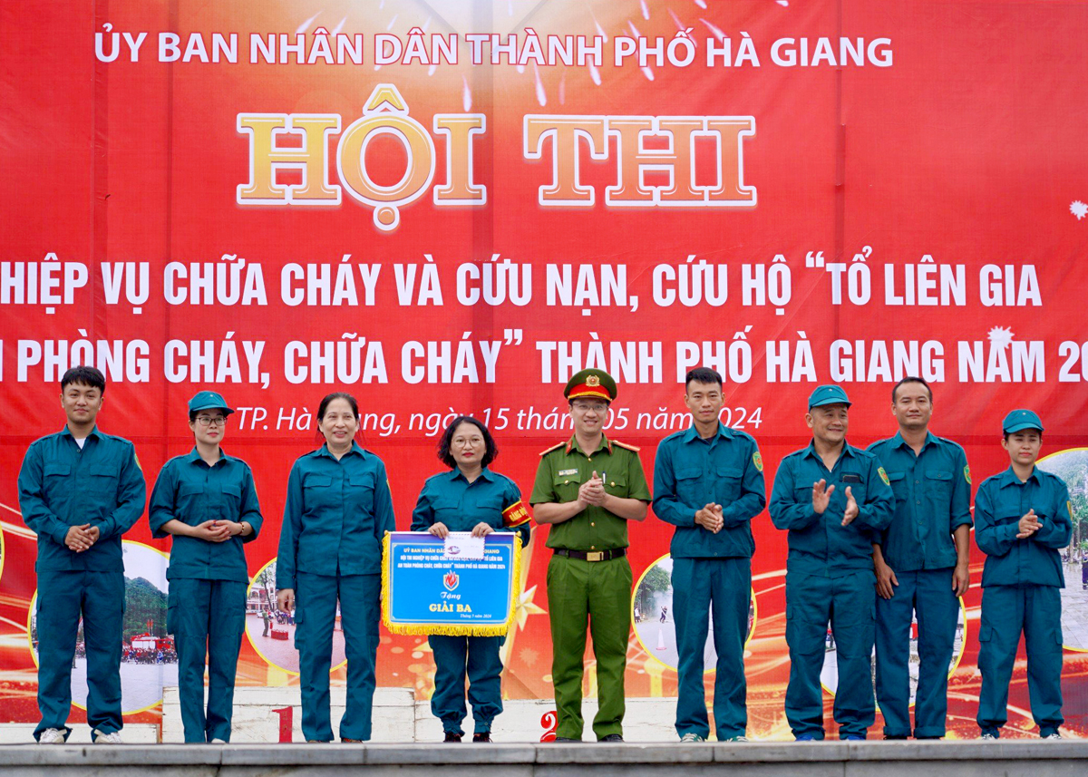 Ban tổ chức trao giải Ba cho đội phường Trần Phú.