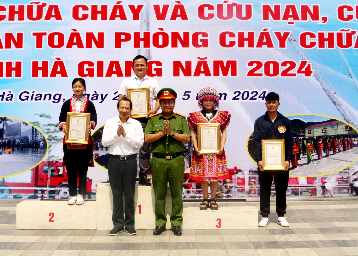 Phó Chủ tịch UBND tỉnh Trần Đức Quý và lãnh đạo Công an tỉnh trao giải Nhất, Nhì, Ba, Khuyến khích cho các đội thi.