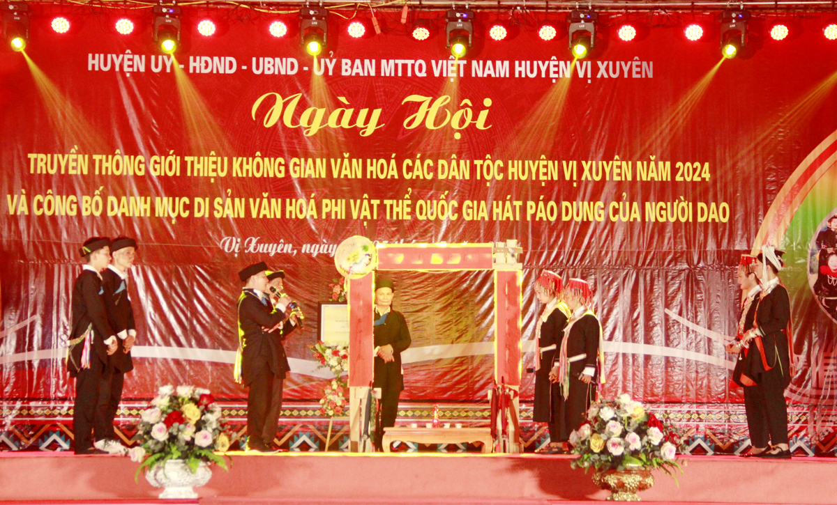 Tái hiện trích đoạn hát Páo dung trong đám cưới của người Dao.