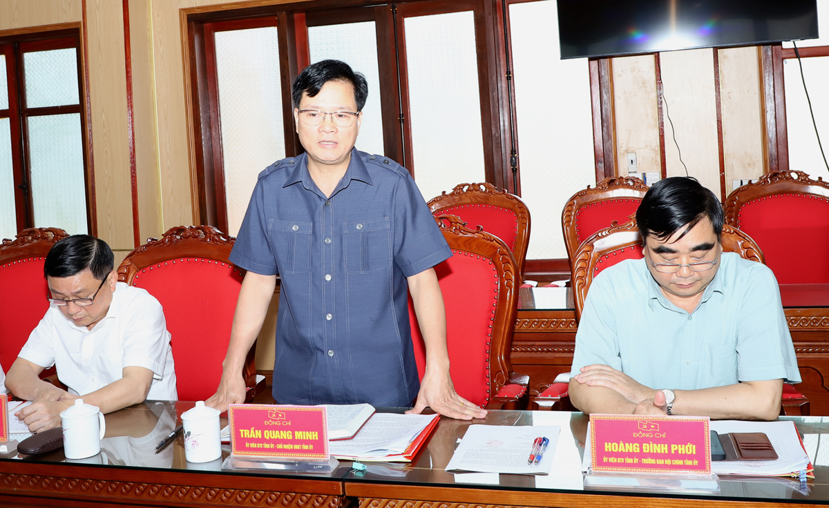 Chủ nhiệm UBKT Tỉnh ủy Trần Quang Minh thảo luận tại buổi làm việc.