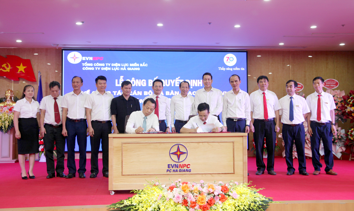 Ký kết biên bản bàn giao nhiệm vụ Giám đốc giữa đồng chí Hoàng Văn Thiện và đồng chí Trần Văn Bằng.