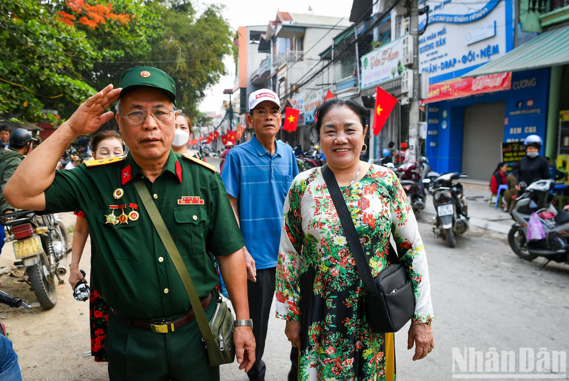 Ông Kim Đình Thi, năm nay đã 75 tuổi. Ông Thi là cựu chiến binh tới từ Hải Dương. Dịp này, ông cùng vợ lên Điện Biên vừa để về nguồn, vừa để được hòa mình vào ngày kỷ niệm trọng đại của dân tộc.
