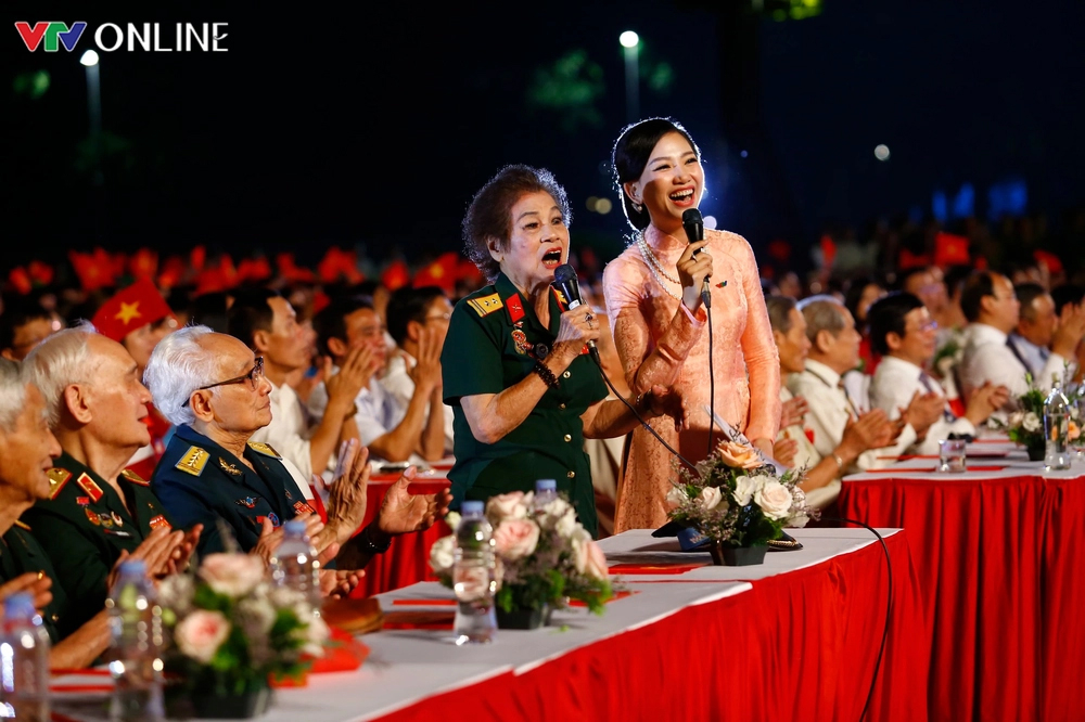 Bà Ngô Thị Ngọc Diệp - Văn công Sư đoàn 308 và BTV Mỹ Vân cùng hát một đoạn trong ca khúc Qua miền Tây Bắc.