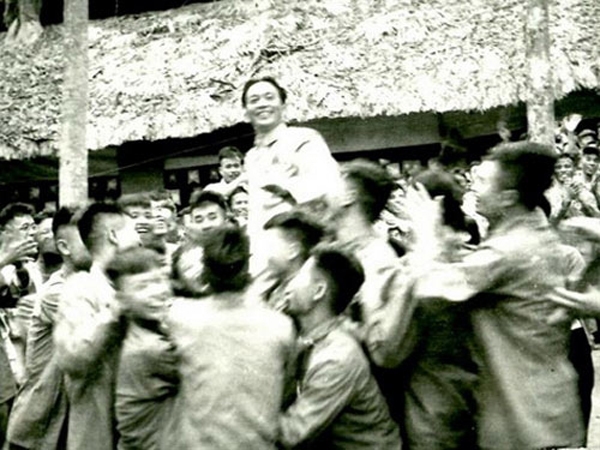 Các chiến sĩ tham gia Chiến dịch Điện Biên Phủ công kênh Đại tướng Võ Nguyên Giáp trong lễ mừng công ngày 13-5-1954. Ảnh tư liệu 