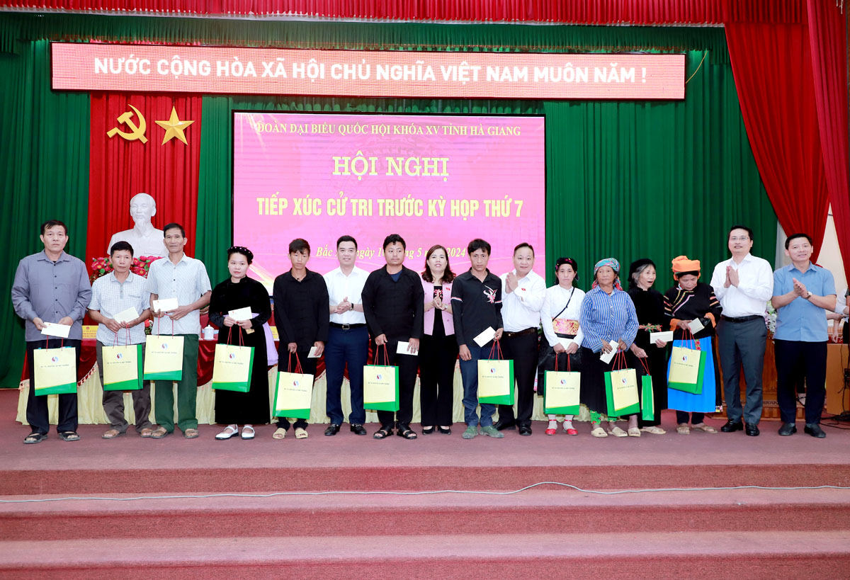 ĐBQH khóa XV đơn vị tỉnh Hà Giang tặng quà các hộ nghèo, hộ có hoàn cảnh đặc biệt khó khăn, người cao tuổi, người có uy tín trên địa bàn huyện Bắc Mê.