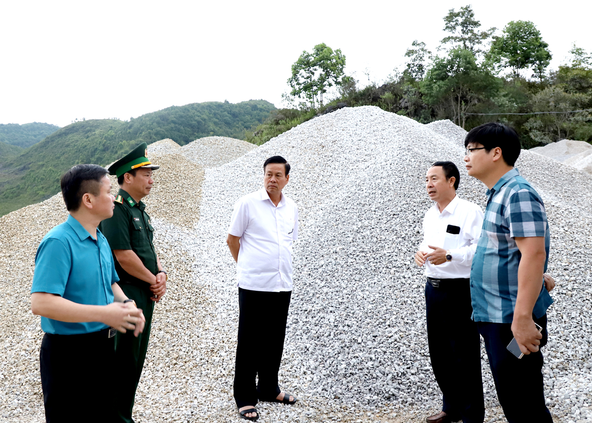 Chủ tịch UBND tỉnh Nguyễn Văn Sơn kiểm tra tình hình hoạt động của bãi đá phục vụ dự án.