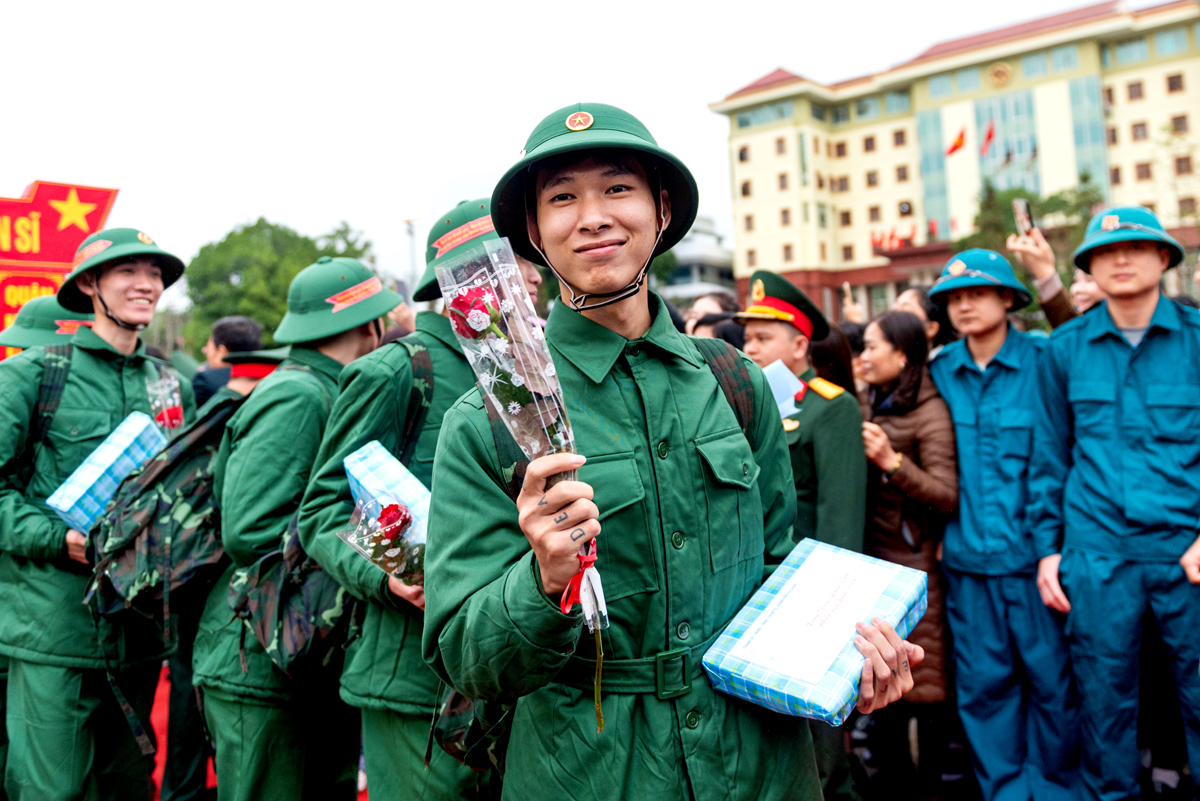 Lần đầu khoác màu xanh áo lính cũng là thời điểm tràn đầy cảm xúc của mỗi chiến sỹ trẻ: sự đan xen giữa niềm tự hào khi thực hiện nghĩa vụ thiêng liêng với Tổ quốc cùng một chút lo lắng về những thử thách đang đợi chờ phía trước.