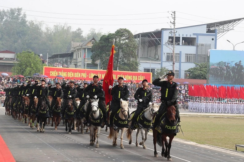 Khối kỵ binh tiến qua lễ đài.