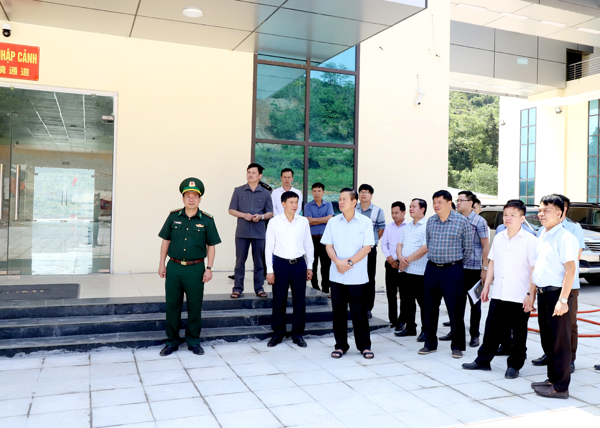 Chủ tịch UBND tỉnh Nguyễn Văn Sơn kiểm tra việc xây dựng các hạng mục tại Trạm kiểm soát liên ngành Cửa khẩu Săm Pun.