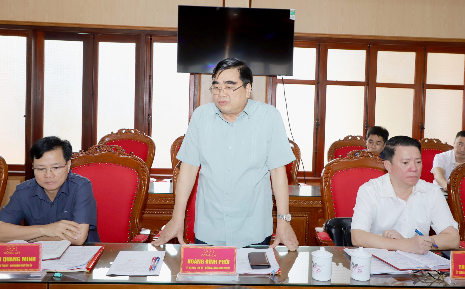 Trưởng ban Nội chính Tỉnh ủy Hoàng Đình Phới thảo luận tại buổi làm việc.