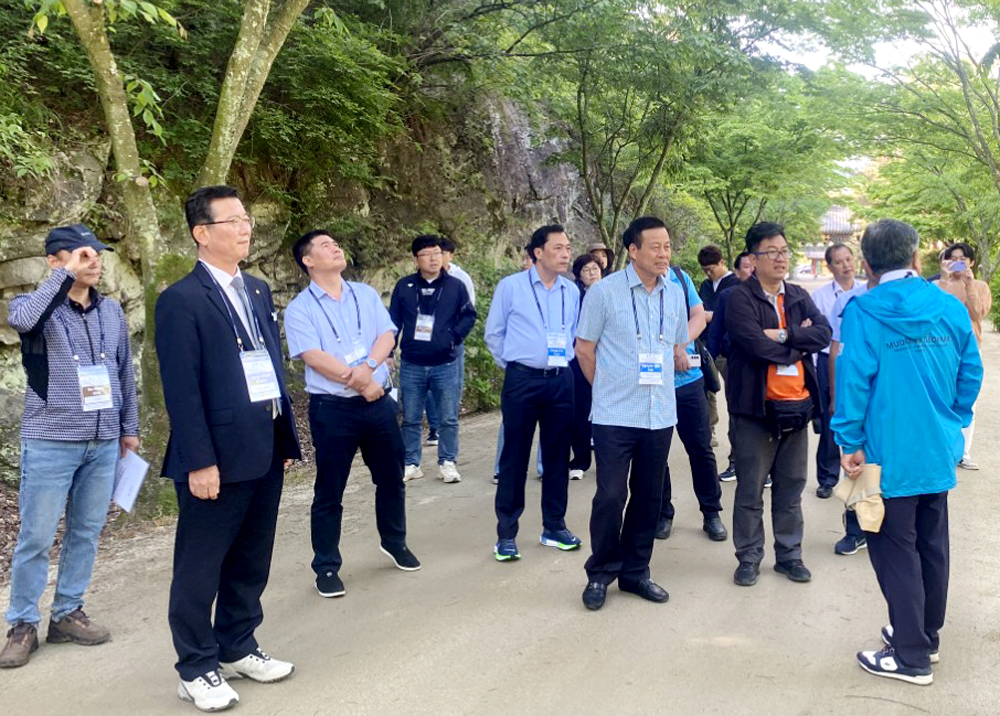 Đoàn thăm quan Công viên địa chất toàn cầu UNESCO Mudeungsan
