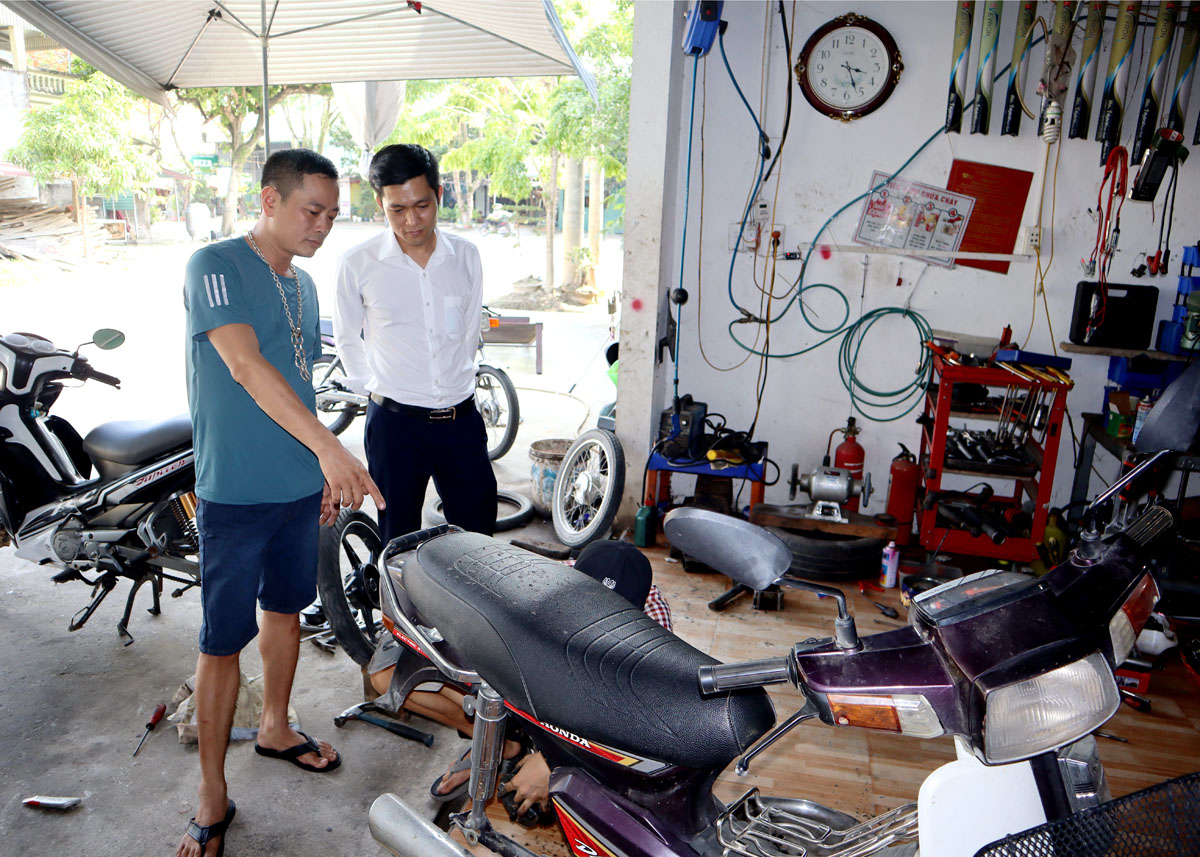 Xưởng sửa chữa xe máy của anh Đỗ Duy Hương (trái), tổ 8, phường Quang Trung (thành phố Hà Giang) tạo việc làm cho nhiều lao động địa phương.