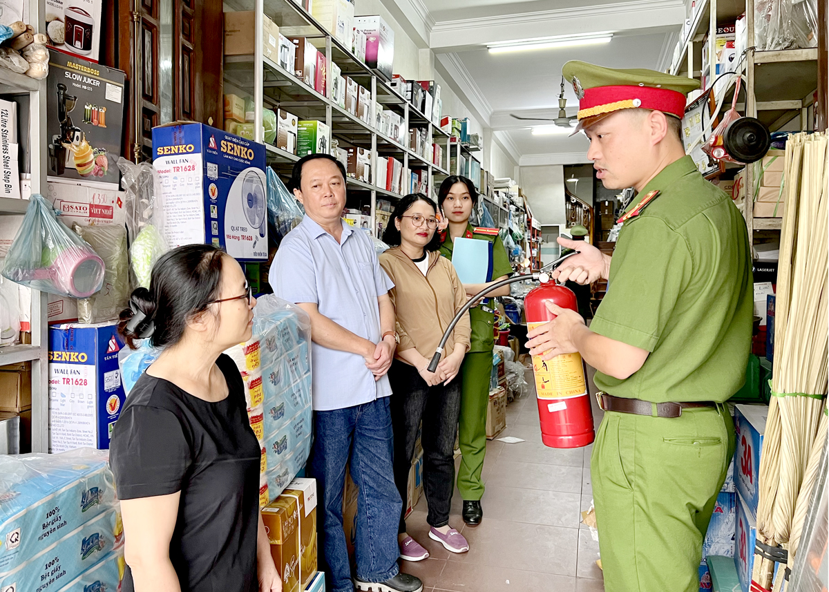 Công an thành phố Hà Giang hướng dẫn hộ kinh doanh kỹ năng sử dụng phương tiện phòng cháy, chữa cháy.