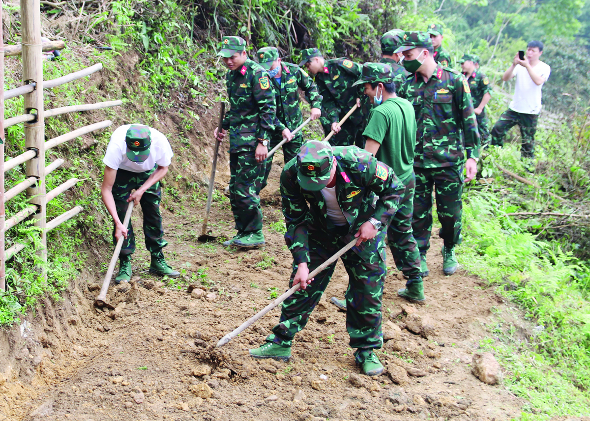 Tuổi trẻ Bộ Chỉ huy Quân sự tỉnh giúp nhân dân xã Phương Độ (thành phố Hà Giang) mở rộng đường lên vùng chè Shan tuyết.
