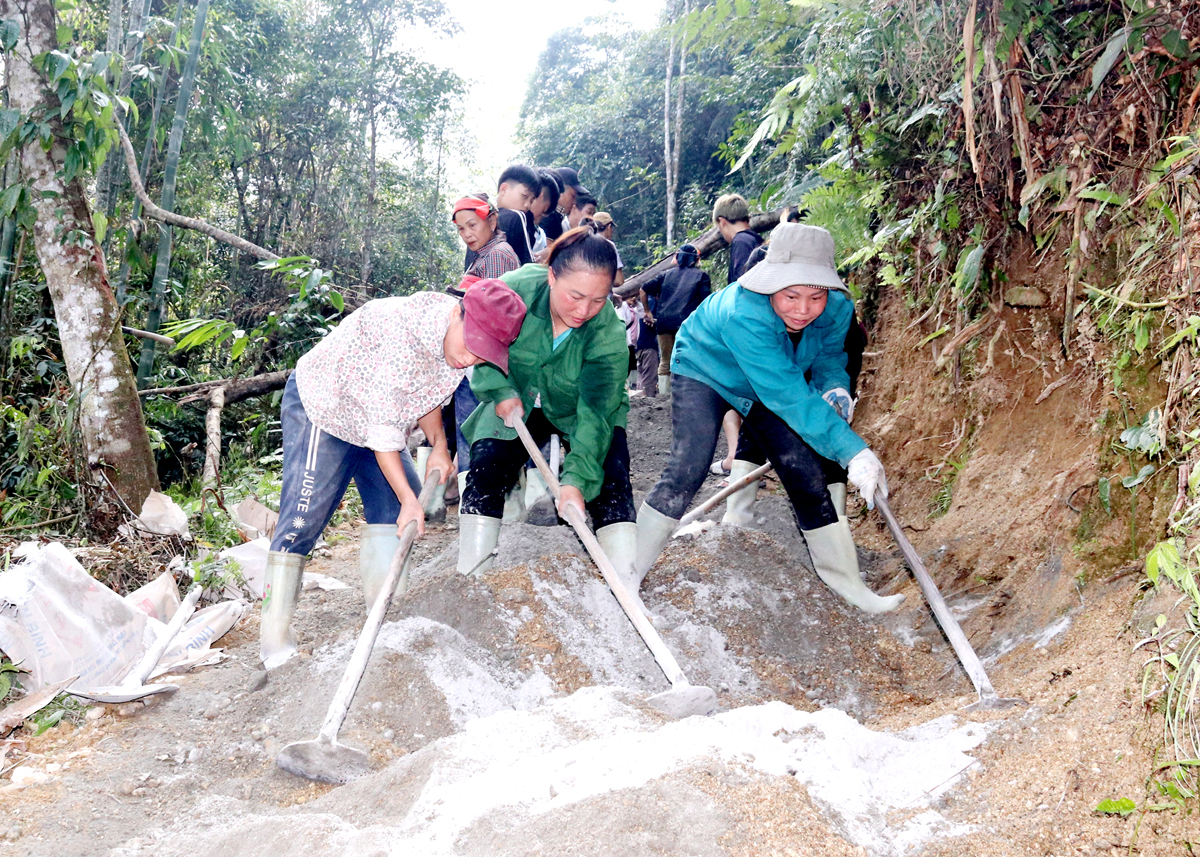 Đảng viên và nhân dân thôn Nà Thác, xã Phương Độ (thành phố Hà Giang) chung sức làm đường bê tông lên vùng chè Shan tuyết.