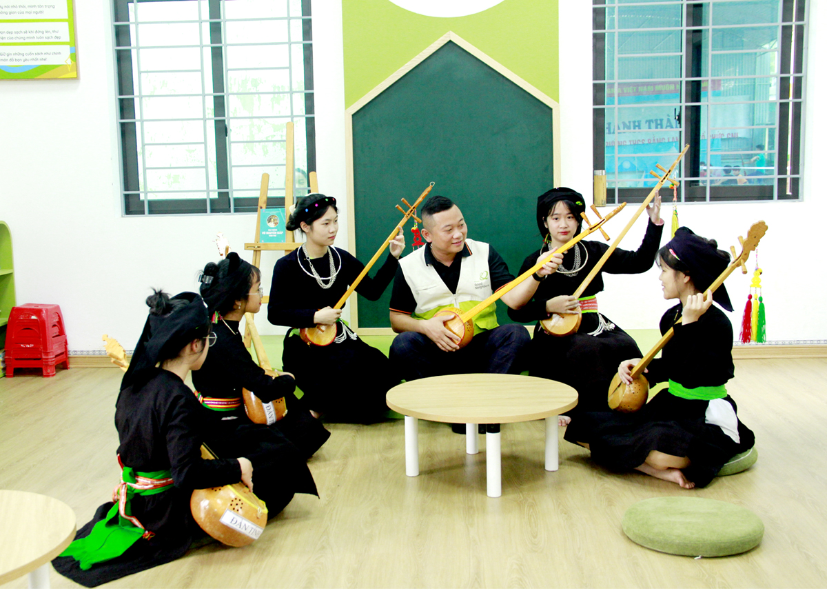 Học sinh Trường THCS Bằng Lang (Quang Bình) học hát Then, đàn Tính.
