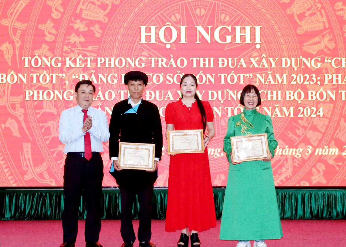  Đại diện Chi bộ thôn Nà Thác, xã Phương Độ (thứ 2 từ trái qua) nhận giải Nhất phong trào thi đua xây dựng “Chi bộ bốn tốt” của Thành ủy Hà Giang. 