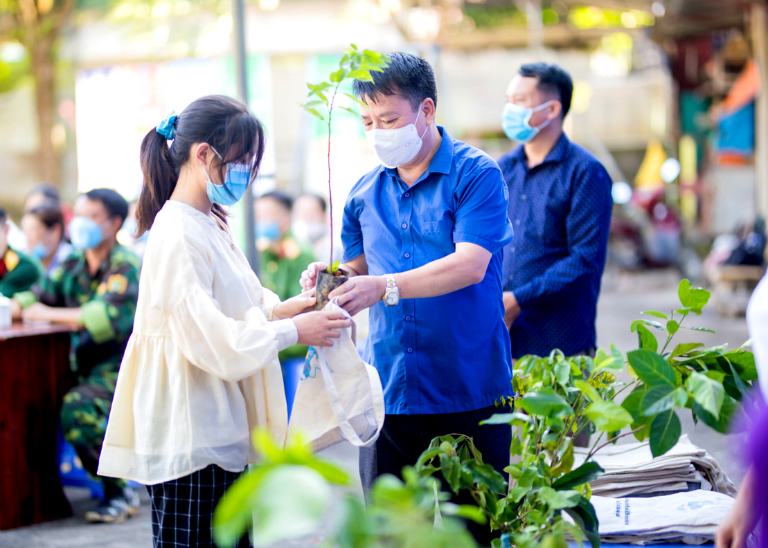 Mô hình “Đổi rác thải nhựa lấy cây xanh” tại huyện Hoàng Su Phì.     