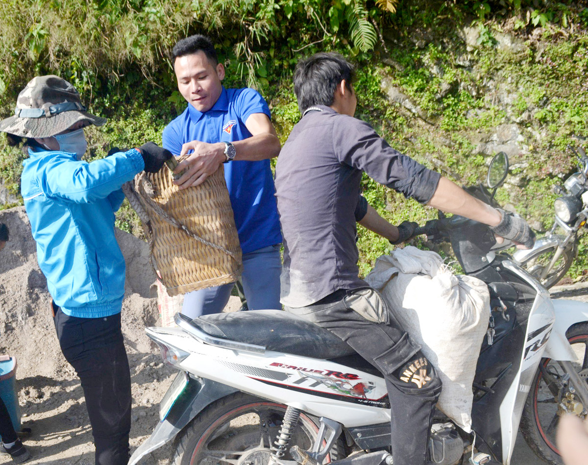“Đội mô tô tình nguyện” huyện Mèo Mạc giúp nhân dân vận chuyển vật liệu xây dựng nhà ở. 