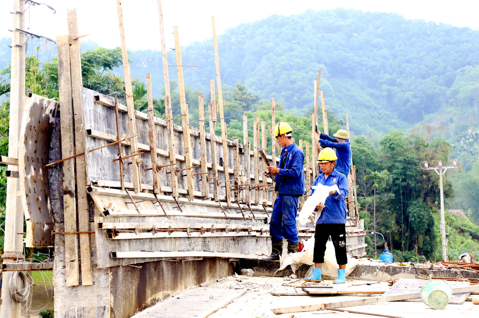 Đơn vị thi công đẩy nhanh tiến độ xây dựng cầu chui dân sinh trên tuyến cao tốc Tuyên Quang - Hà Giang, đoạn qua tỉnh Hà Giang.
