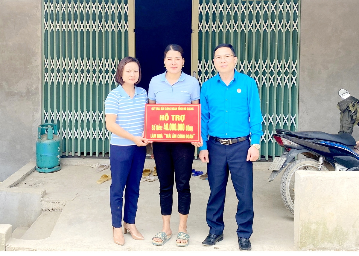 Liên đoàn Lao động Yên Minh trao hỗ trợ xây dựng “Mái ấm Công đoàn” cho đoàn viên Hoàng Thị Tích, giáo viên Trường Mầm non Mậu Long.