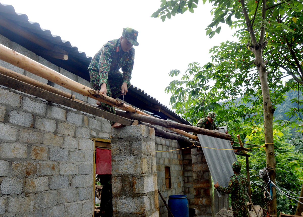 Lực lượng vũ trang huyện Quang Bình hỗ trợ người dân xây nhà Đại đoàn kết.
