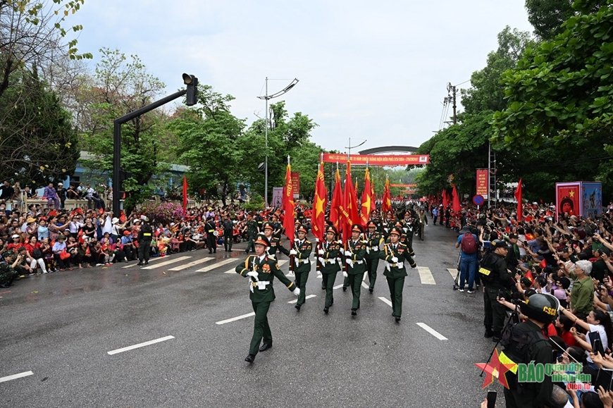 Các lực lượng diễu binh, diễu hành trên đường phố Điện Biên Phủ.