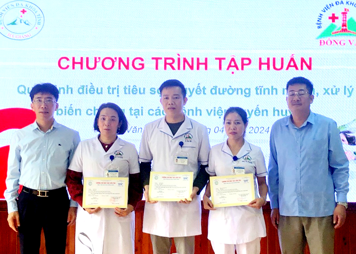 Trung tâm Đột quỵ, Bệnh viện Bạch Mai tập huấn nâng cao năng lực điều trị đột quỵ tại Bệnh viện Đa khoa Đồng Văn.