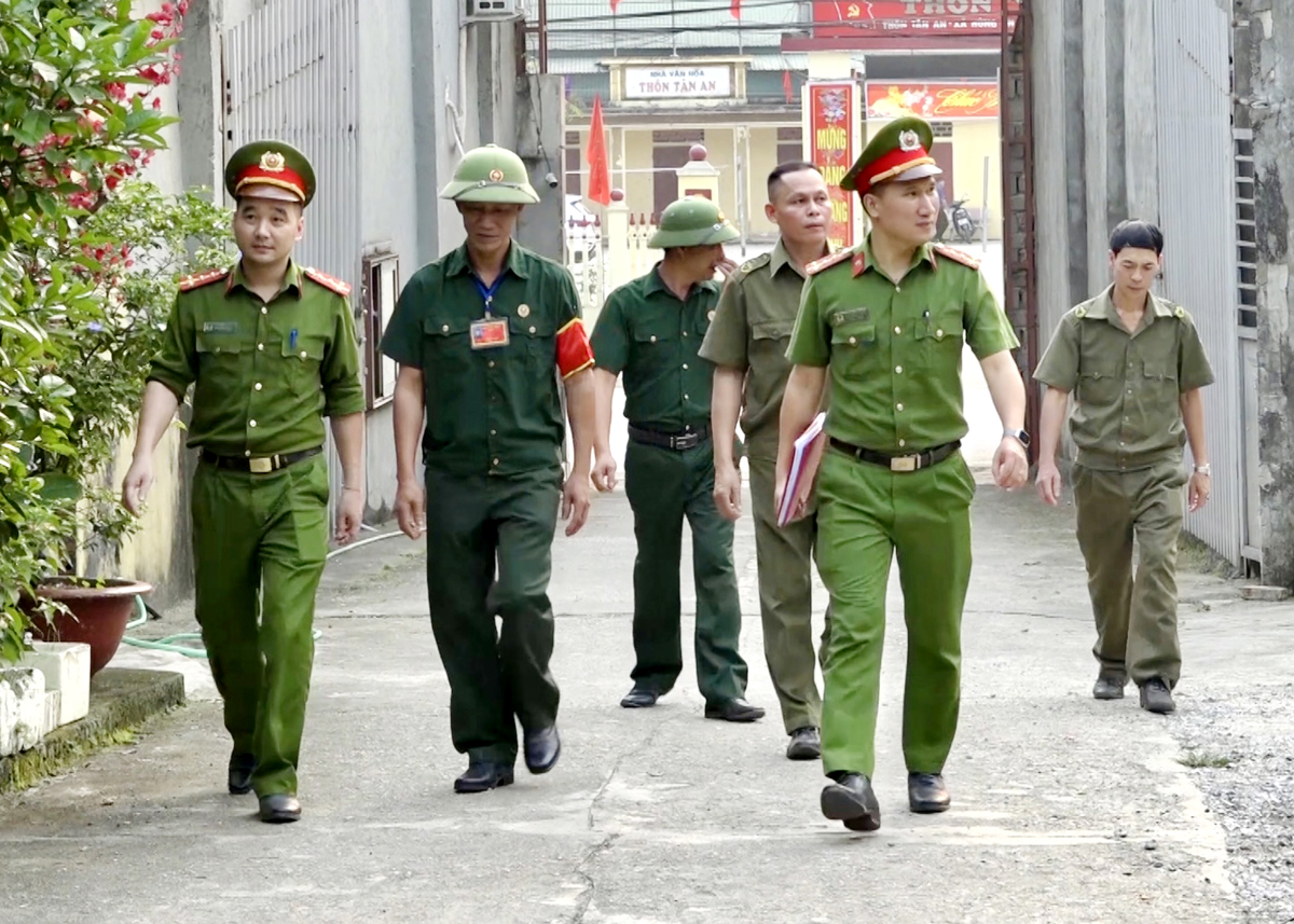 Công an xã Hùng An (Bắc Quang) phối hợp với thành viên mô hình “Cựu chiến binh 5 xung kích” tuần tra, kiểm soát địa bàn.