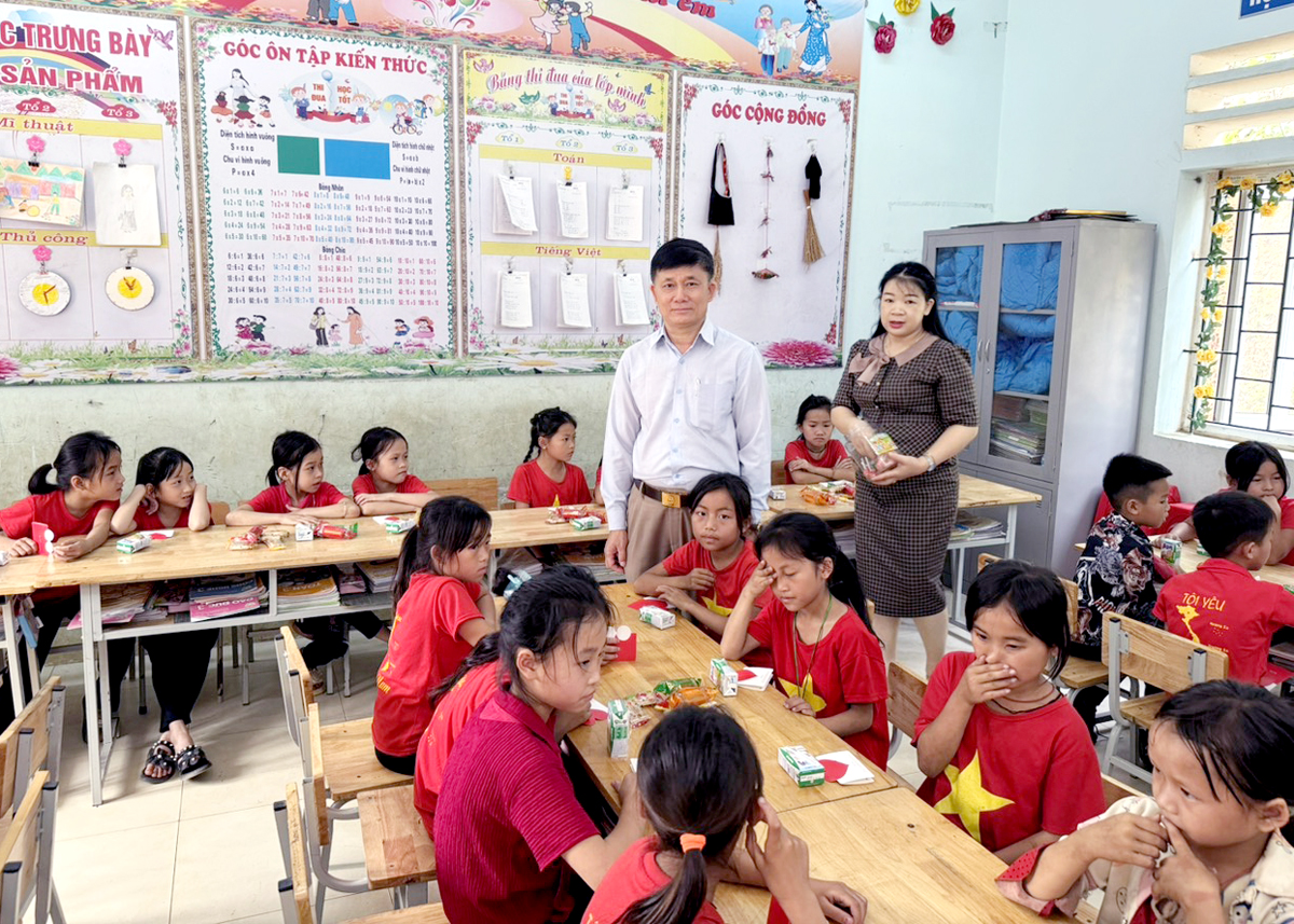 Officials of the Lam Dong Provincial Department of Education and Training visited Yen Cuong Primary Boarding School for Ethnic Minorities in Bac Me.